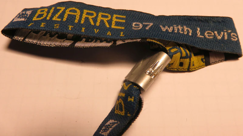 File:Bizarre Kontrollarmband 1997.jpg