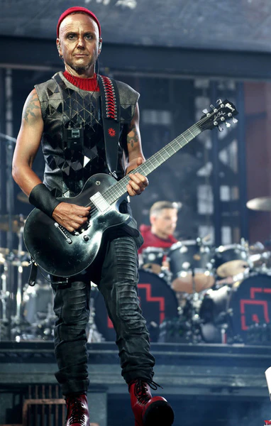 File:paul-stadium-tour-black-outfit-var2.jpeg