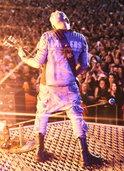 File:paul-stadium-tour-gray-outfit-var3.jpg