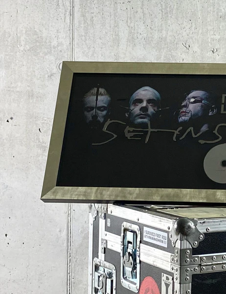 File:OLIVER Sehnsucht Multi-Platinum.jpg