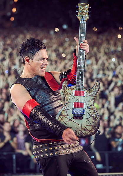 File:richard-stadium-tour-2019-outfit-stage4.jpg