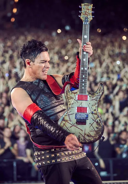 File:richard-stadium-tour-outfit-stage4.jpg
