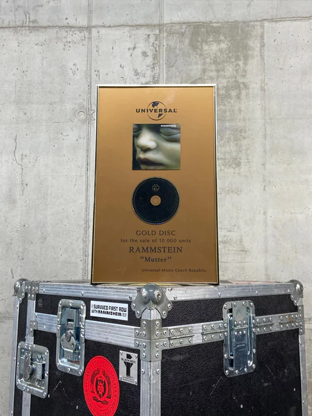 File:Band Mutter Gold CZ.jpg