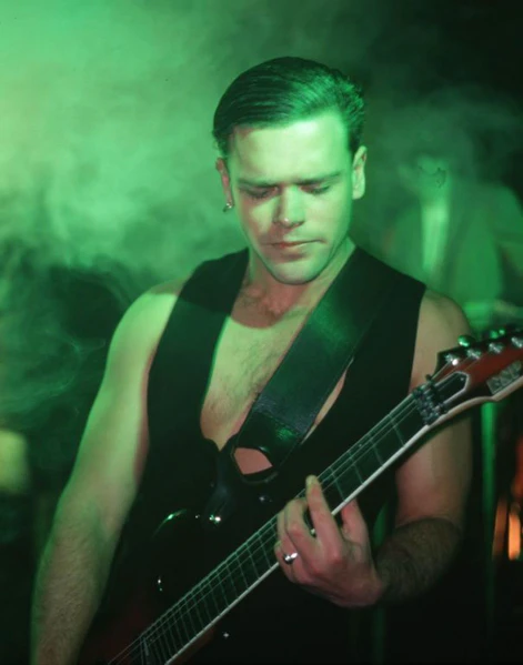 File:richard clubTou black vest.jpg