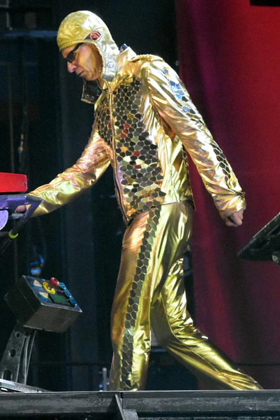 File:flake-golden-outfit-stage1.jpeg