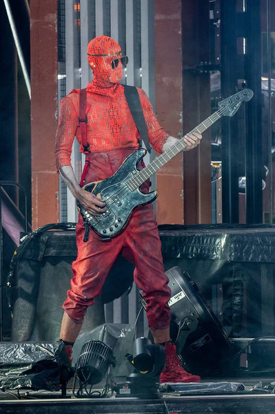 File:oliver-red-outfit.jpeg