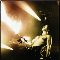 Till during the performance of "Wollt ihr das Bett in Flammen sehen?"
