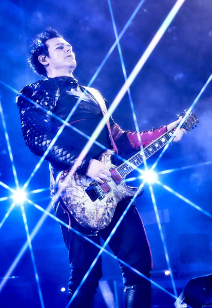 File:richard-stadium-tour-outfit-stage3-2022.jpg