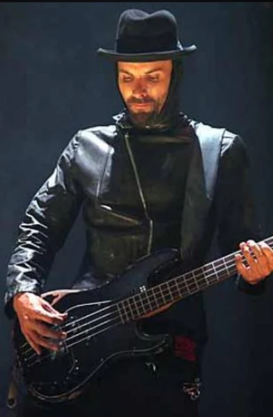 File:OliverFullBlackOutfitHatLIFAD.jpg